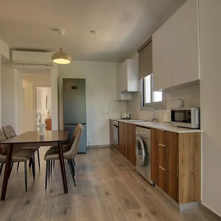 Phaedrus Living Coral Aura شقة لارنكا